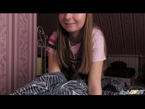 ❤️ Blondie waxay si qoto dheer u nuugtaa BFF's waxayna ku dhufanaysaa afkeeda Porno Guri  ☑